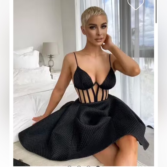 Elegant Black Dress - Picture 4 of 15